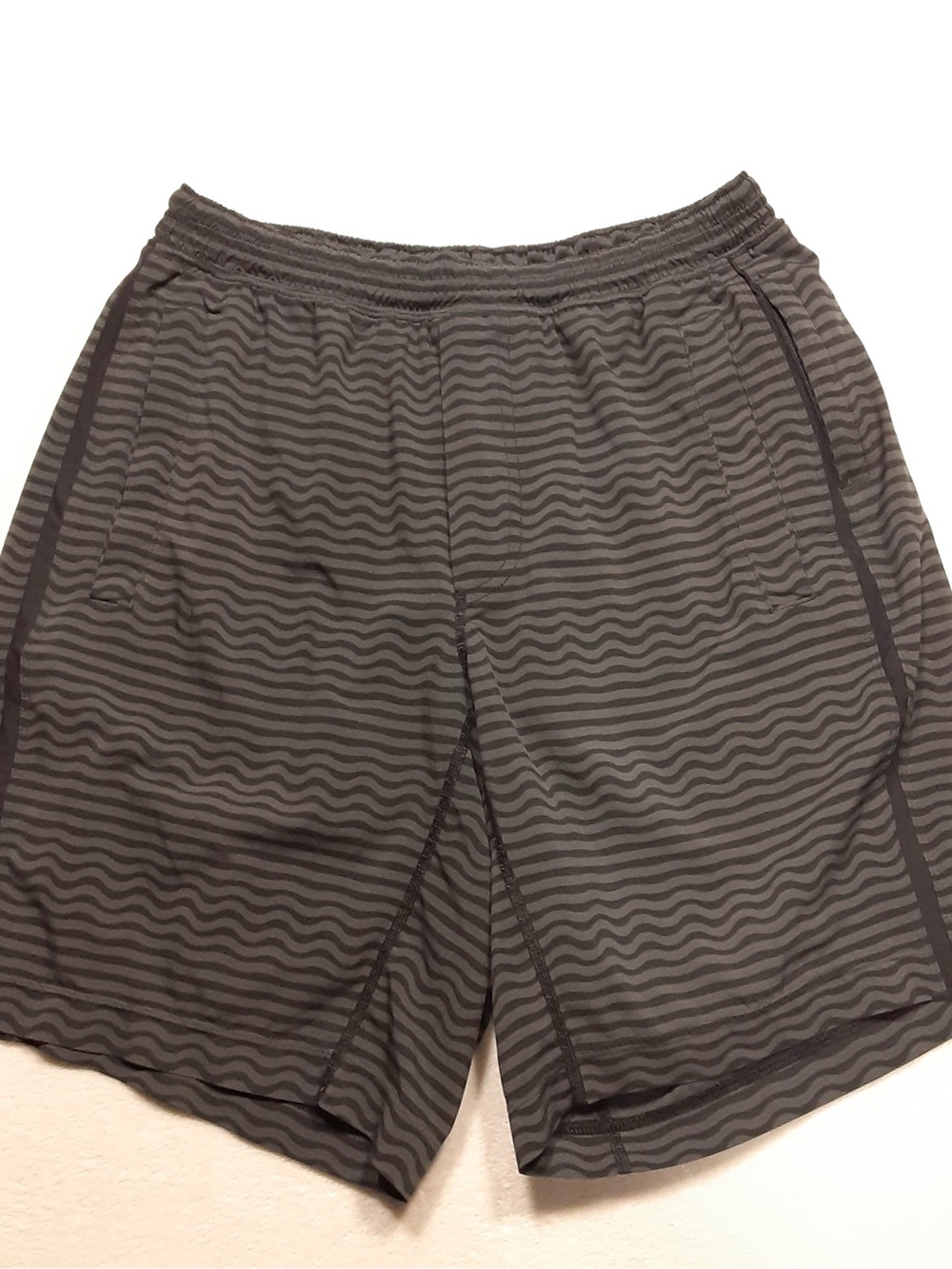 Lululemon Men’s Pace breaker shorts Black wavy striped medium lined 8” Inseam